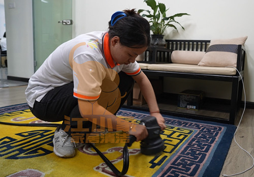 办公室地毯脏了怎么清洗?江小象专业团队来解决